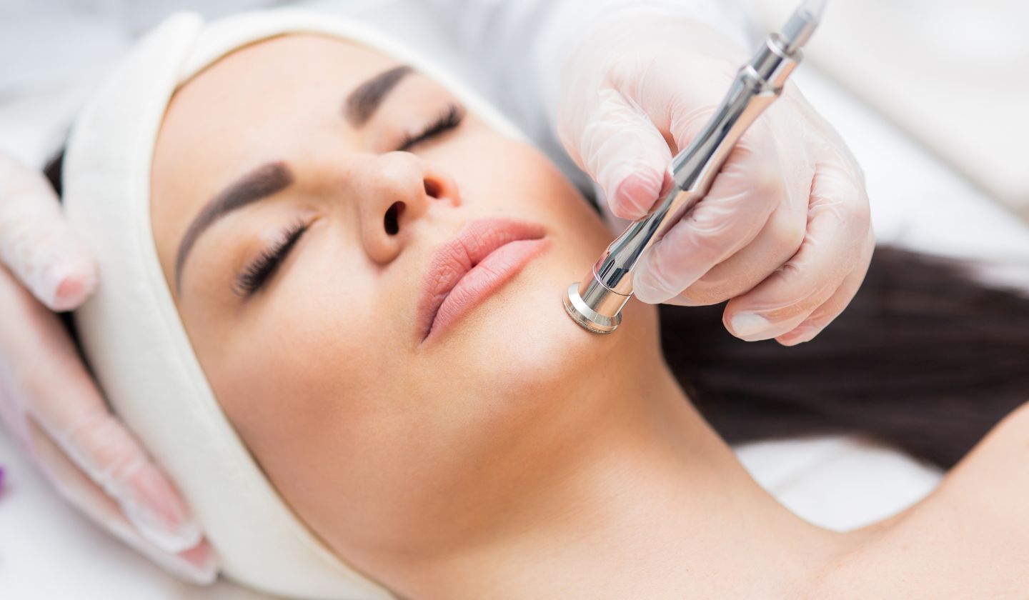 Dermaplaning vs. Microdermabrasion